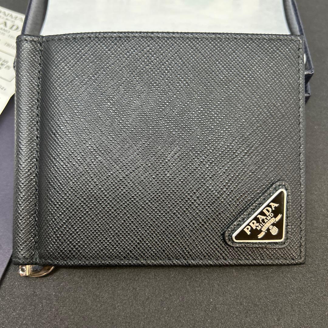 美品　PRADA　マネークリップ付サフィアーノトライアングル 財布 黒