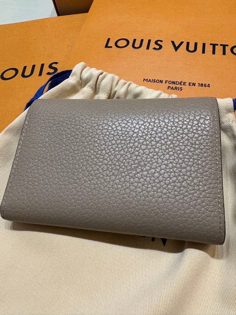 LOUIS VUITTON ベージュ三つ折り財布