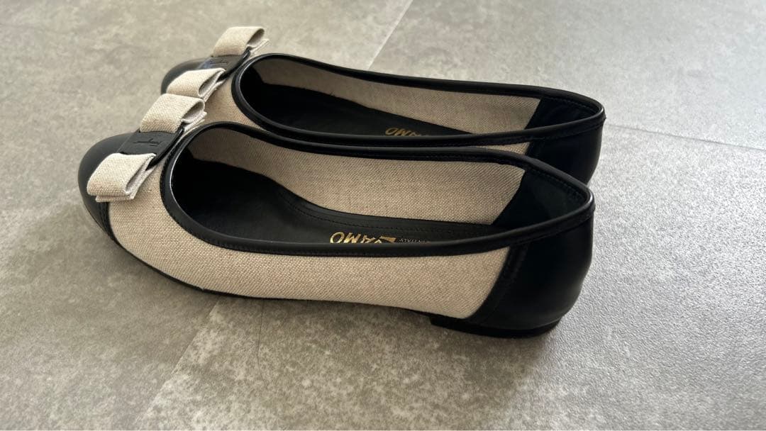 FERRAGAMO リボン付きバレエシューズ