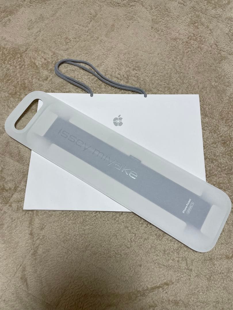 iPhone Pocket by ISSEY MIYAKE ショート サファイア