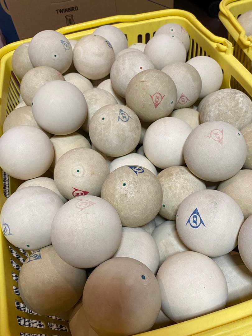 【中古】ソフトテニスボール130球／カゴ付き①