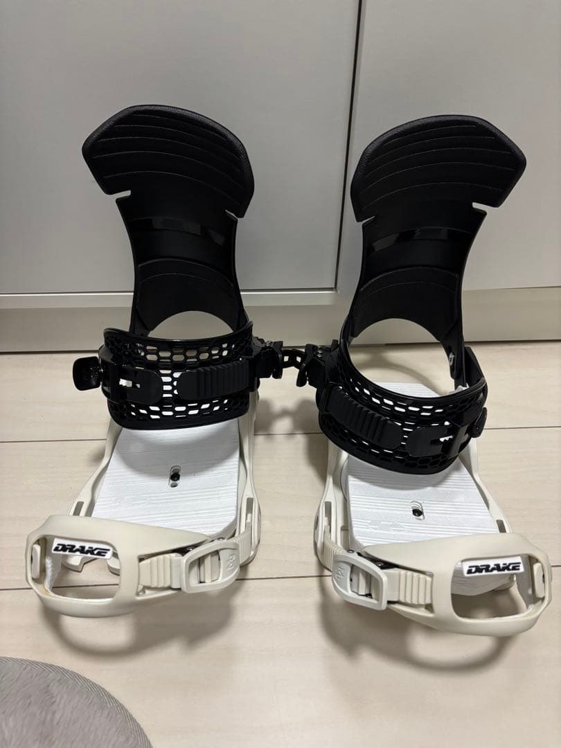 DRAKE FIFTY M スノーボードビンディング ホワイト/ブラック