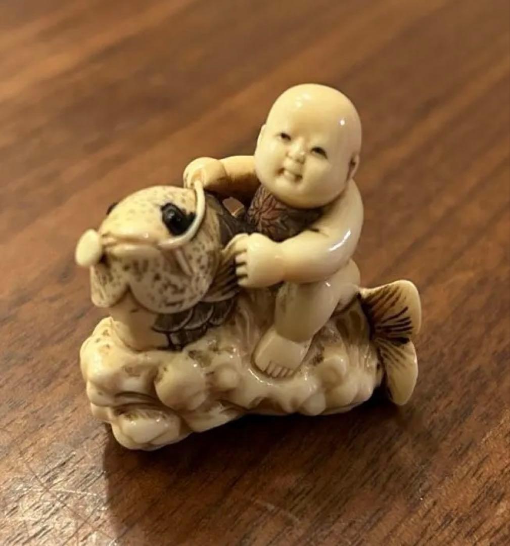 根付 銘「秋月」 唐子大魚乗り 時代物 26g 牙調 提物 精密彫刻