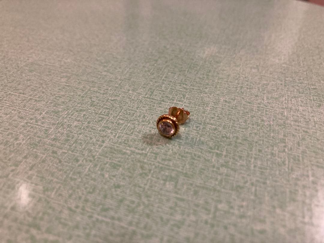 あるじゃん　祐天寺　ゴールドピアス　ジルコニア