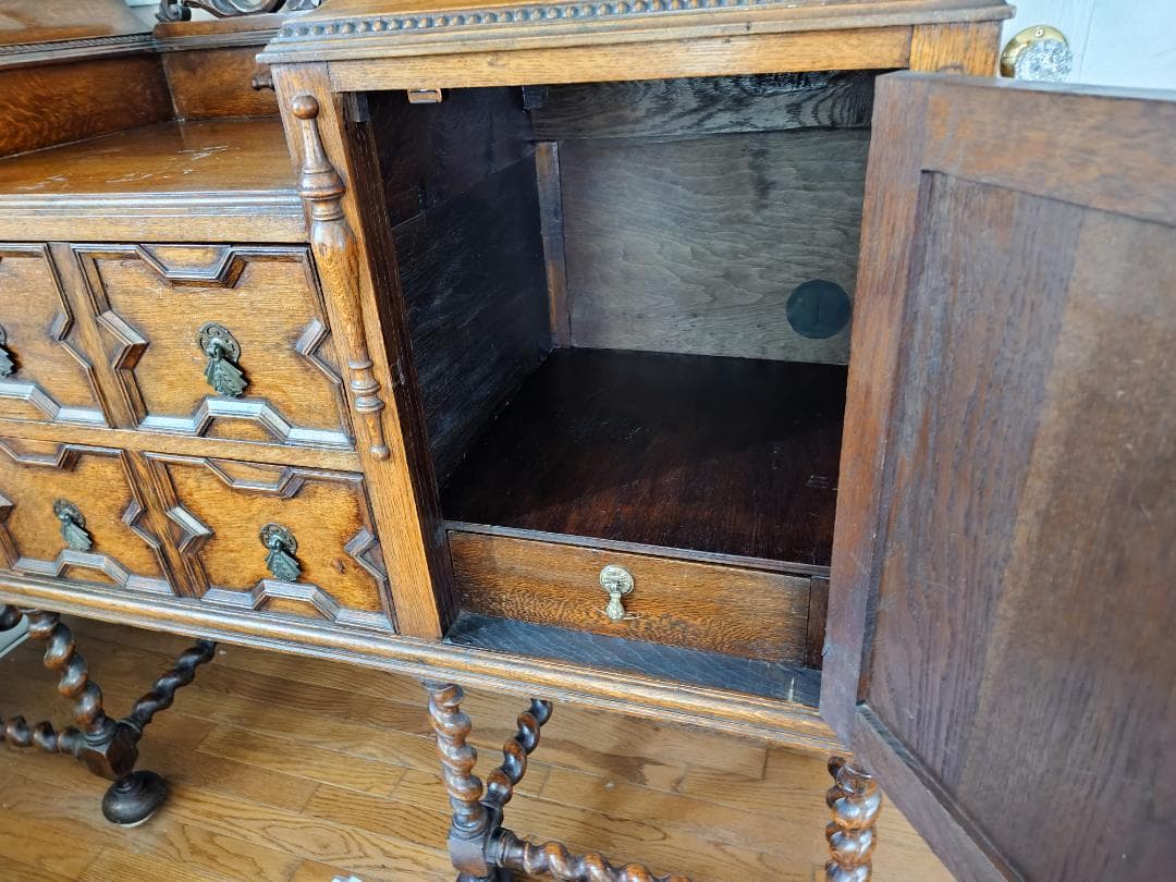 maruさま専用 英国アンティーク サイドボード オーク材の彫刻装飾付き家具