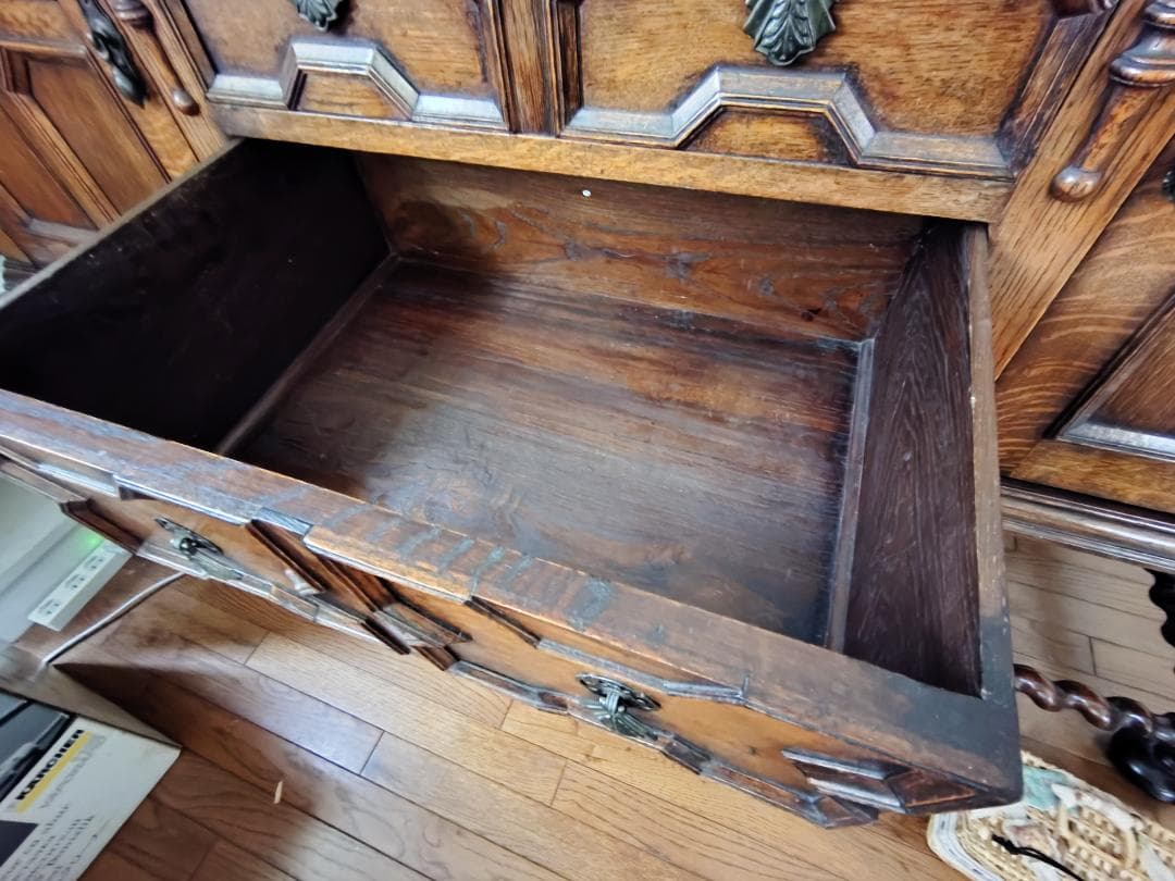 maruさま専用 英国アンティーク サイドボード オーク材の彫刻装飾付き家具