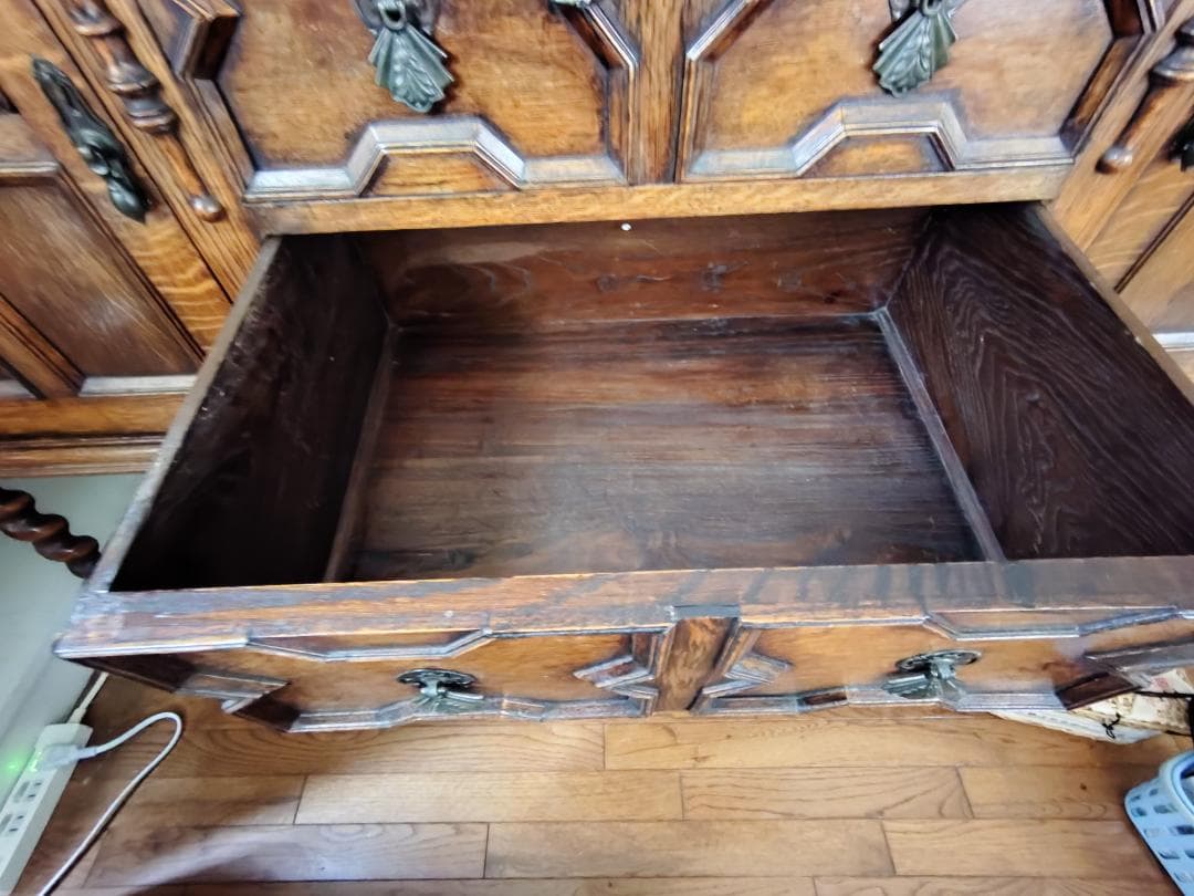 maruさま専用 英国アンティーク サイドボード オーク材の彫刻装飾付き家具