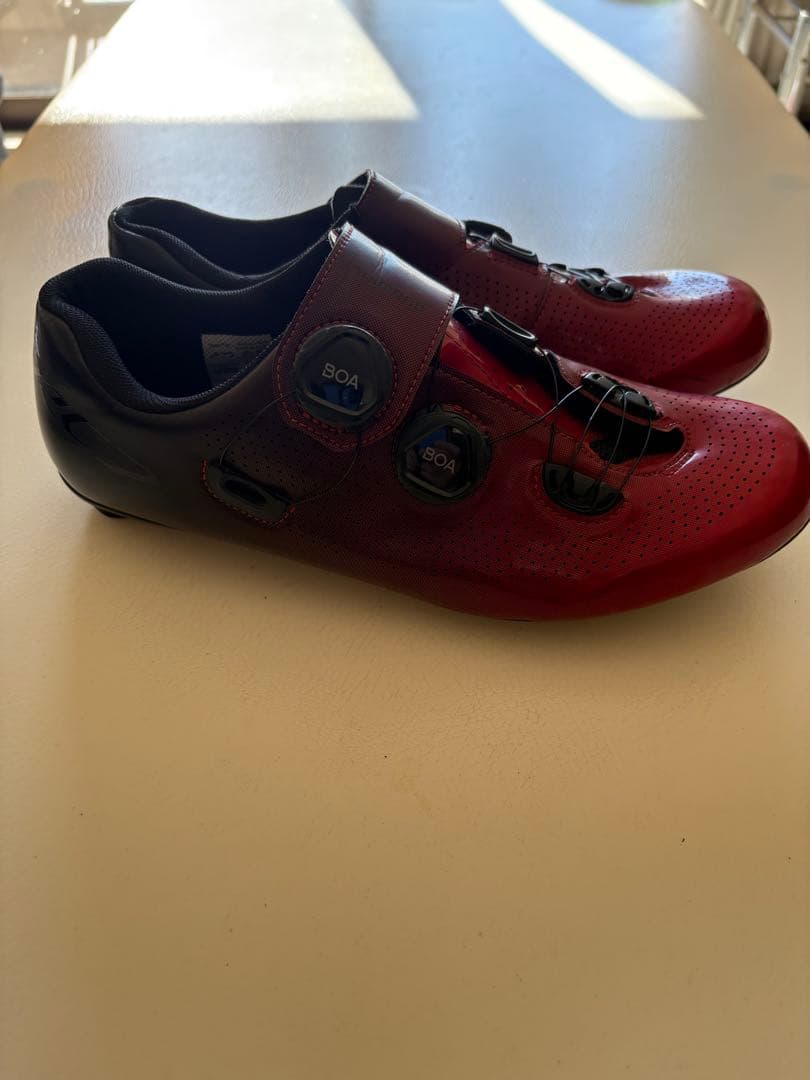 美品のシマノRC701 44Eのワイドサイズ　赤から黒色　インソールは新品です。