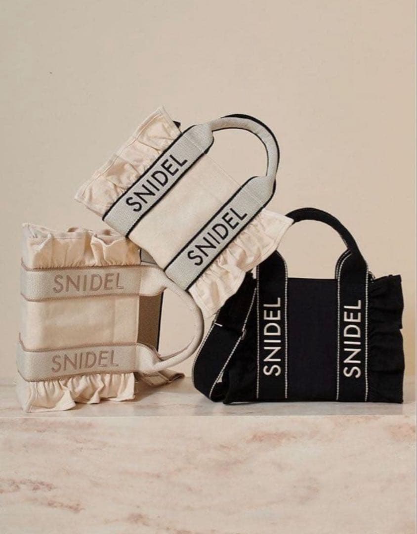 モ*様 snidel スナイデル フリルロゴバッグ ベージュ