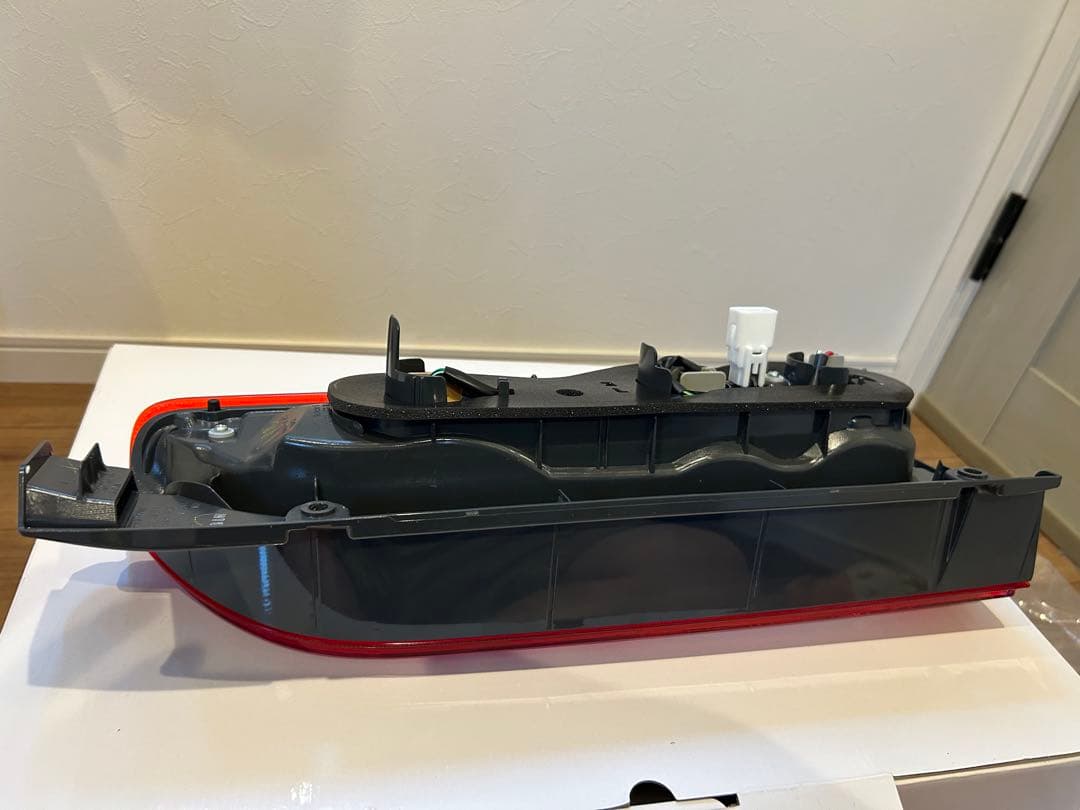 【YG】新品未使用 ハイエース　200系　7型純正テールランプ