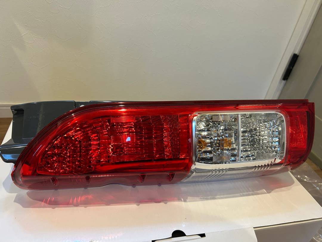 【YG】新品未使用 ハイエース　200系　7型純正テールランプ