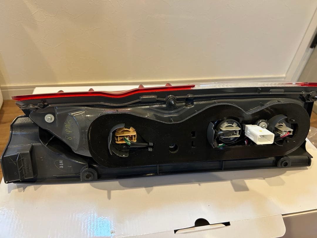 【YG】新品未使用 ハイエース　200系　7型純正テールランプ