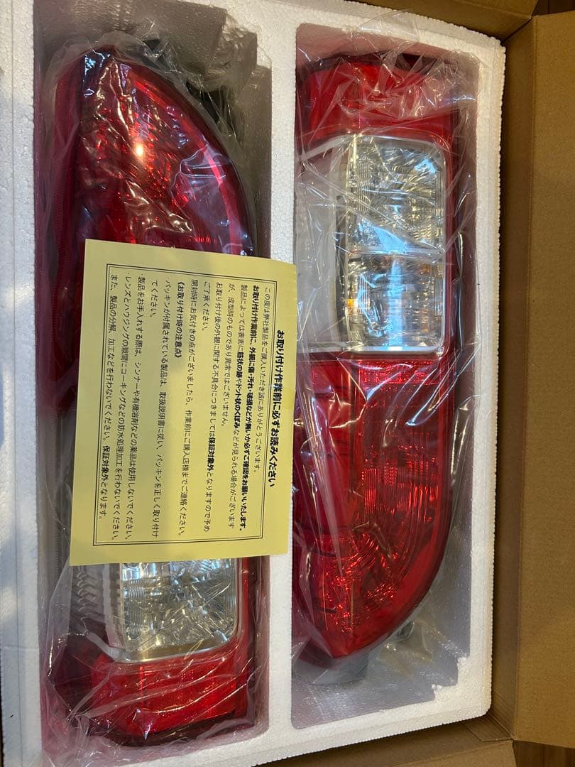 【YG】新品未使用 ハイエース　200系　7型純正テールランプ