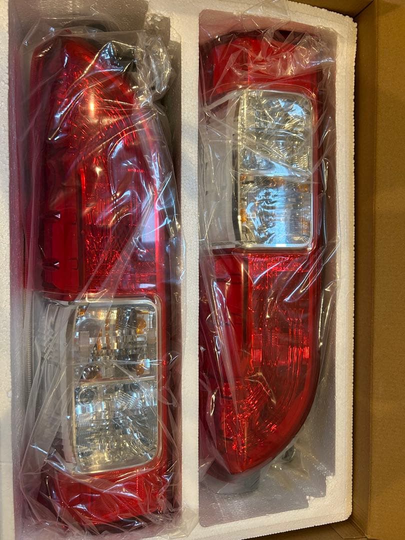 【YG】新品未使用 ハイエース　200系　7型純正テールランプ