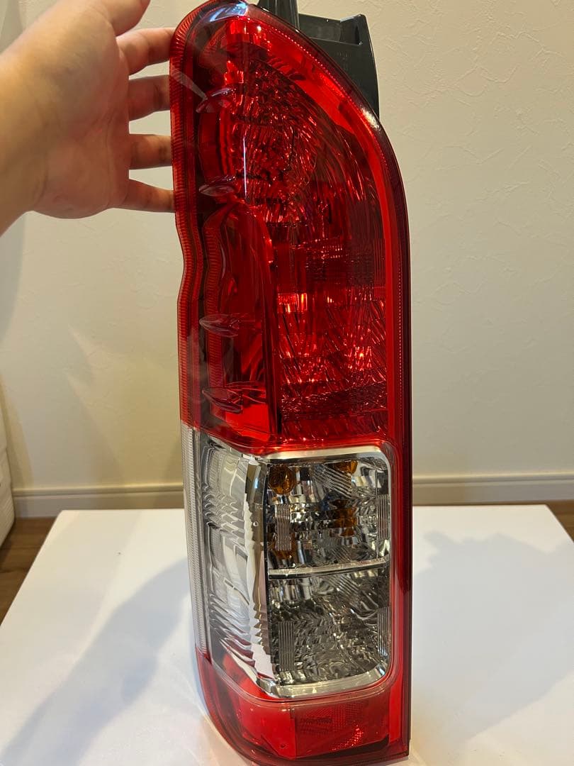 【YG】新品未使用 ハイエース　200系　7型純正テールランプ