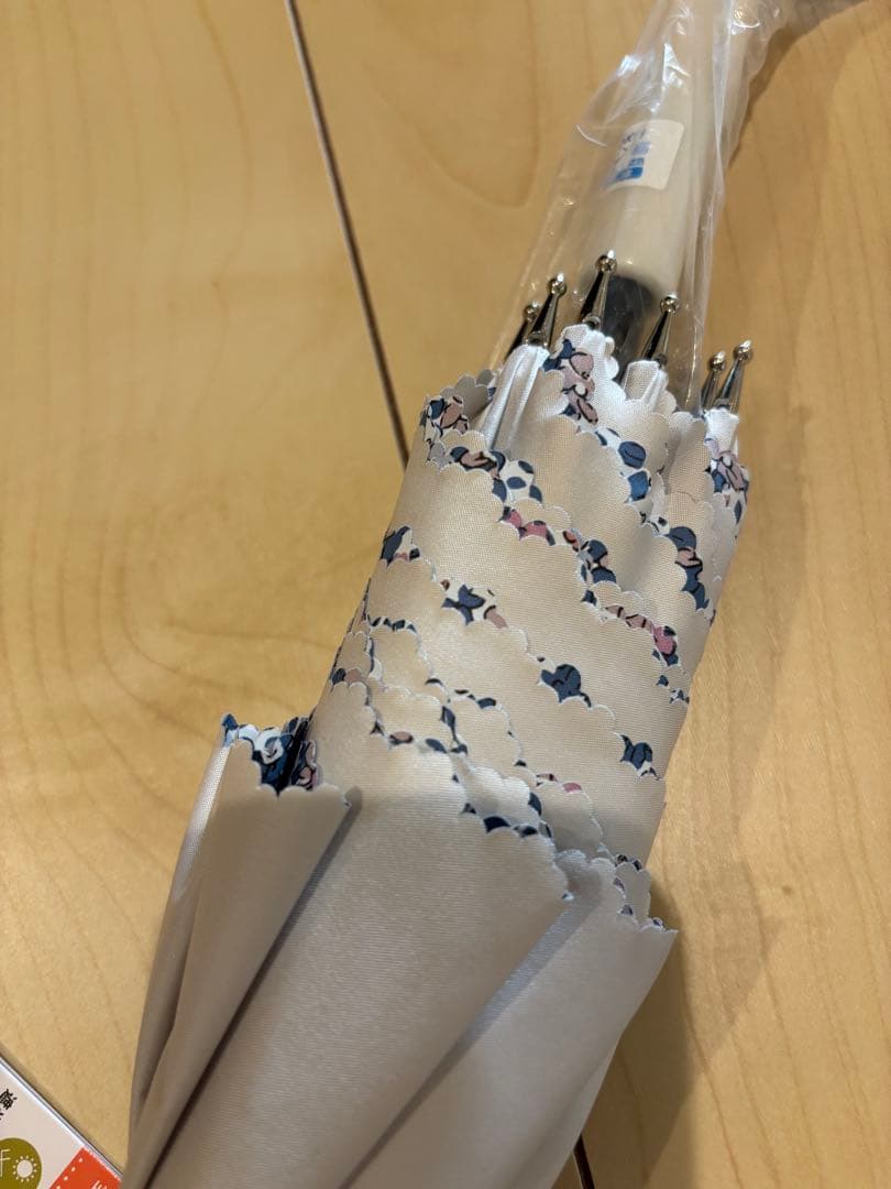 ミャクミャクUVカット長傘 リバティ柄　花柄晴雨兼用 ベージュ　ピンク