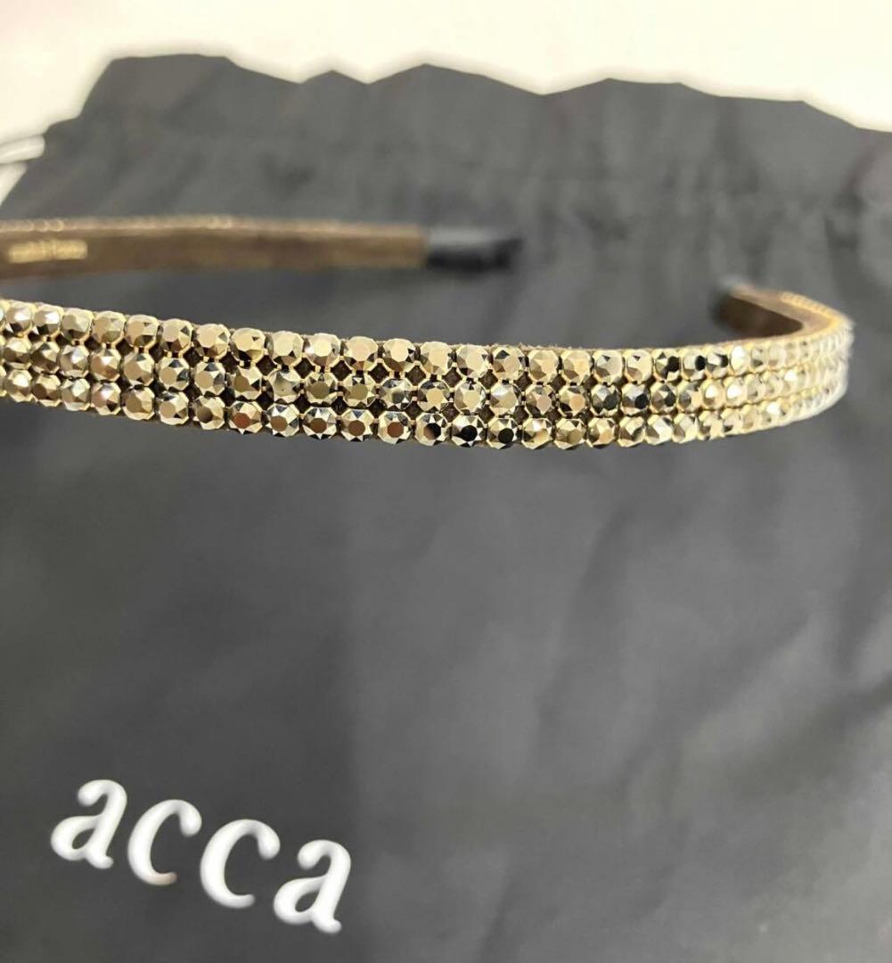 アッカ スワロフスキー カチューシャ ブロンズ ヘアアクセサリー 巾着付