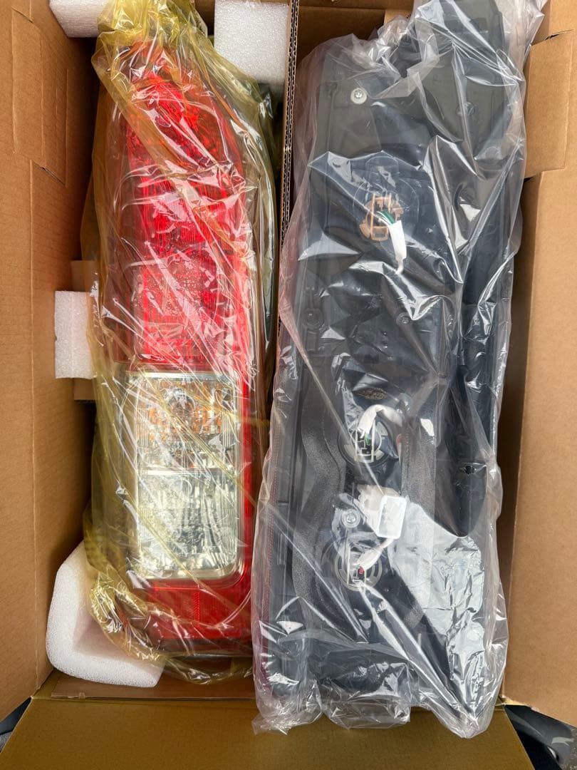 【新車外し・美品】トヨタ ハイエース8型 純正テールランプ 左右セット