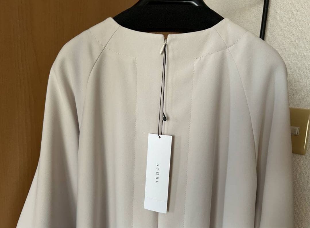 新品未使用タグ付　アドーアADORE バックサテンアムンゼンワンピース　38 M