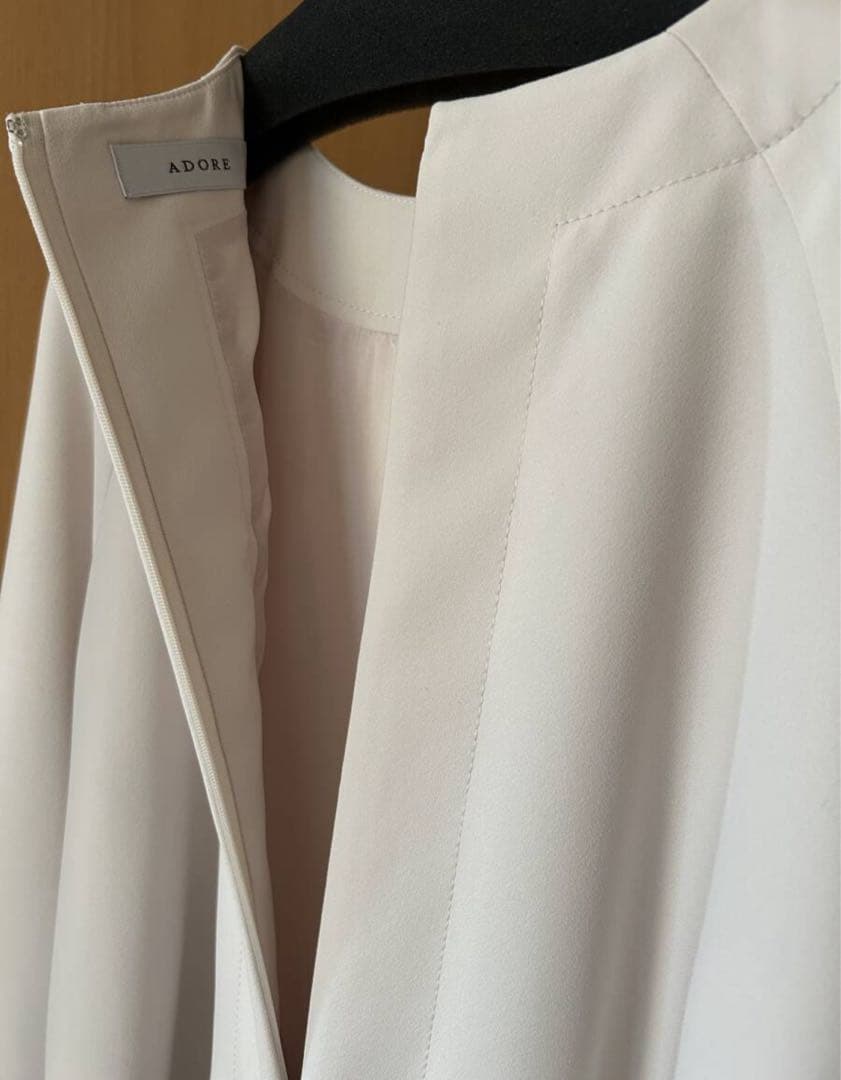 新品未使用タグ付　アドーアADORE バックサテンアムンゼンワンピース　38 M