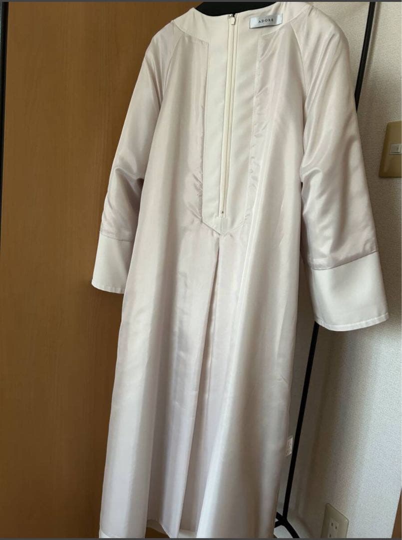 新品未使用タグ付　アドーアADORE バックサテンアムンゼンワンピース　38 M