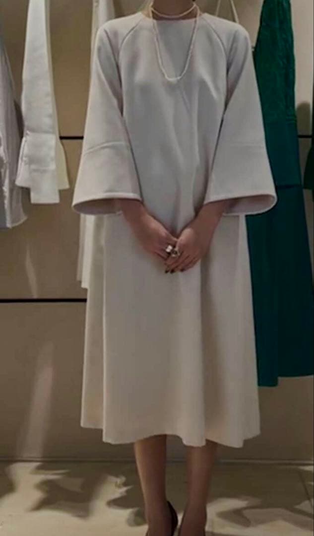 新品未使用タグ付　アドーアADORE バックサテンアムンゼンワンピース　38 M