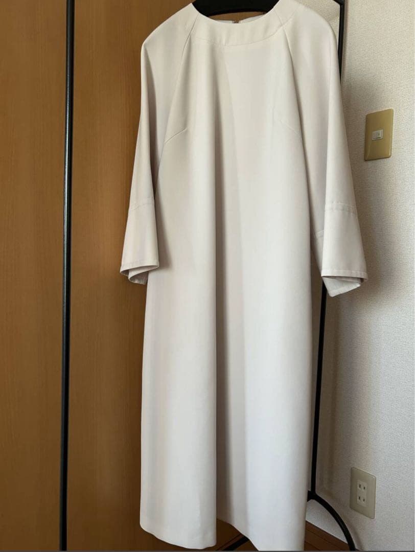 新品未使用タグ付　アドーアADORE バックサテンアムンゼンワンピース　38 M