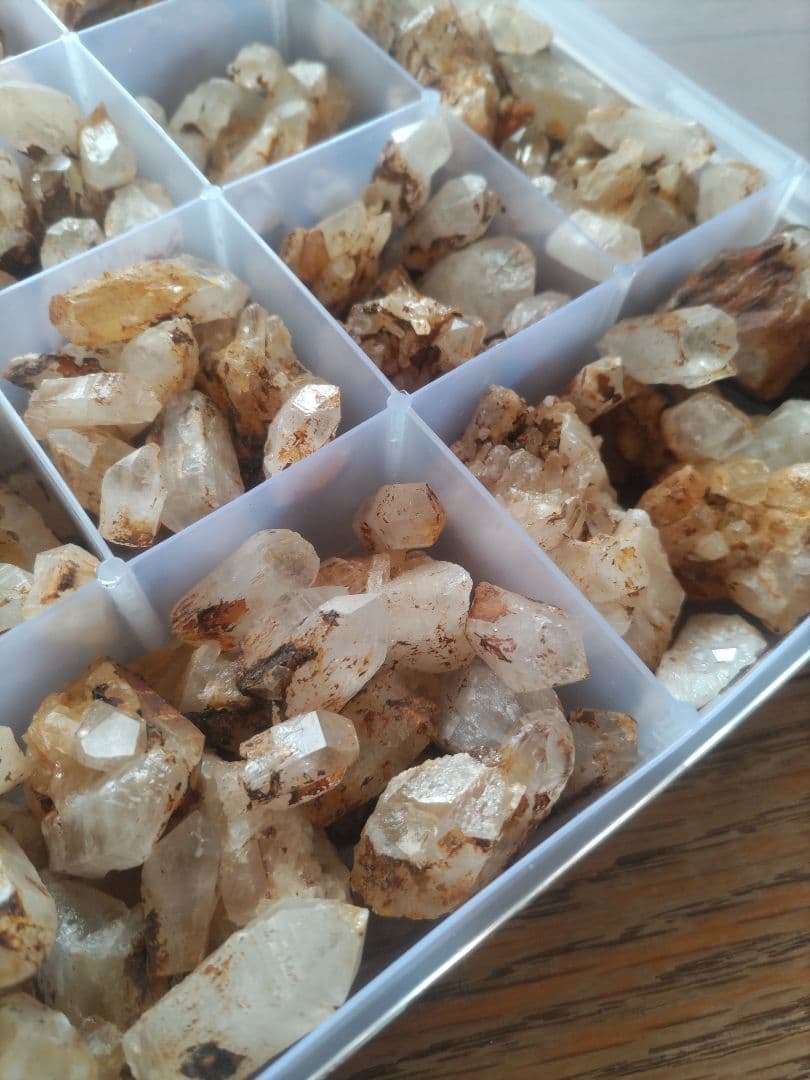 国産水晶、訳あり採掘水晶いろいろパワーストーン大量まとめ売り品分け途中でお得です