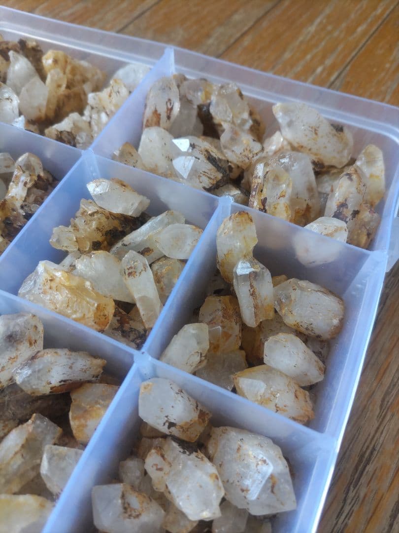 国産水晶、訳あり採掘水晶いろいろパワーストーン大量まとめ売り品分け途中でお得です