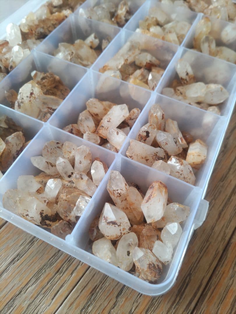 国産水晶、訳あり採掘水晶いろいろパワーストーン大量まとめ売り品分け途中でお得です