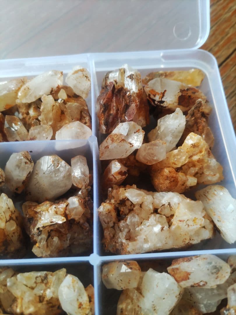 国産水晶、訳あり採掘水晶いろいろパワーストーン大量まとめ売り品分け途中でお得です