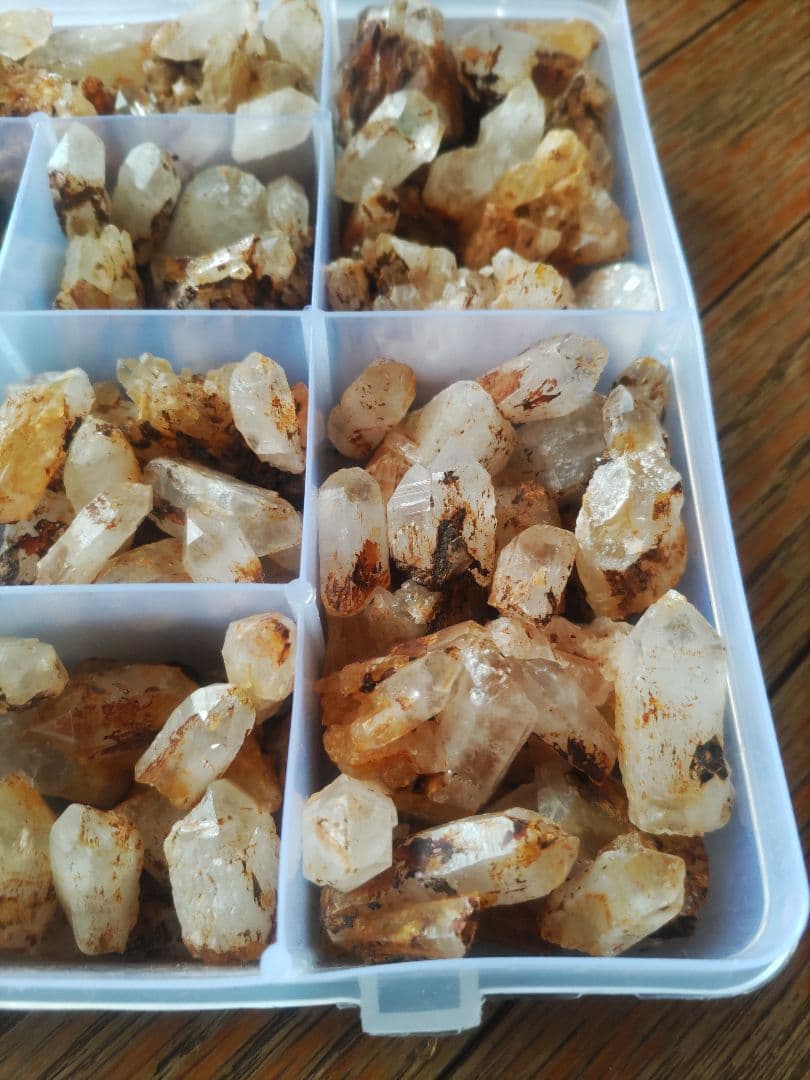 国産水晶、訳あり採掘水晶いろいろパワーストーン大量まとめ売り品分け途中でお得です