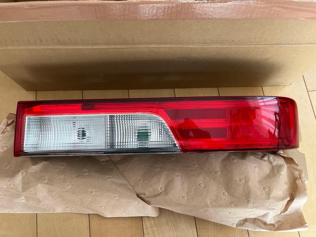 DA17W エブリィ ワゴン PZターボ / 純正 テールランプ右