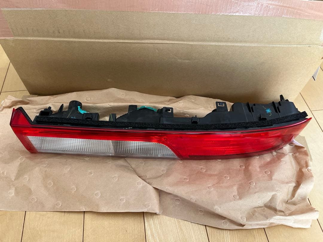 DA17W エブリィ ワゴン PZターボ / 純正 テールランプ右