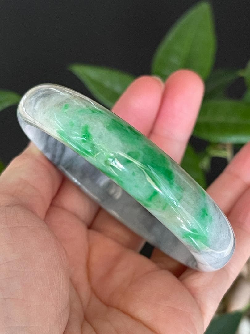 遮断離値下げ処分・電子鑑別書付陽緑黒い花翡翠（烏鶏)天然本翡翠バングル57mm