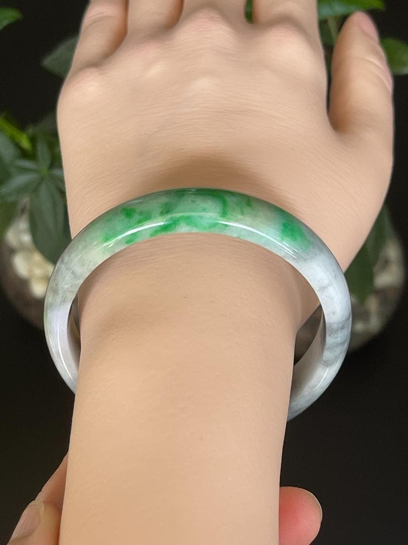 遮断離値下げ処分・電子鑑別書付陽緑黒い花翡翠（烏鶏)天然本翡翠バングル57mm