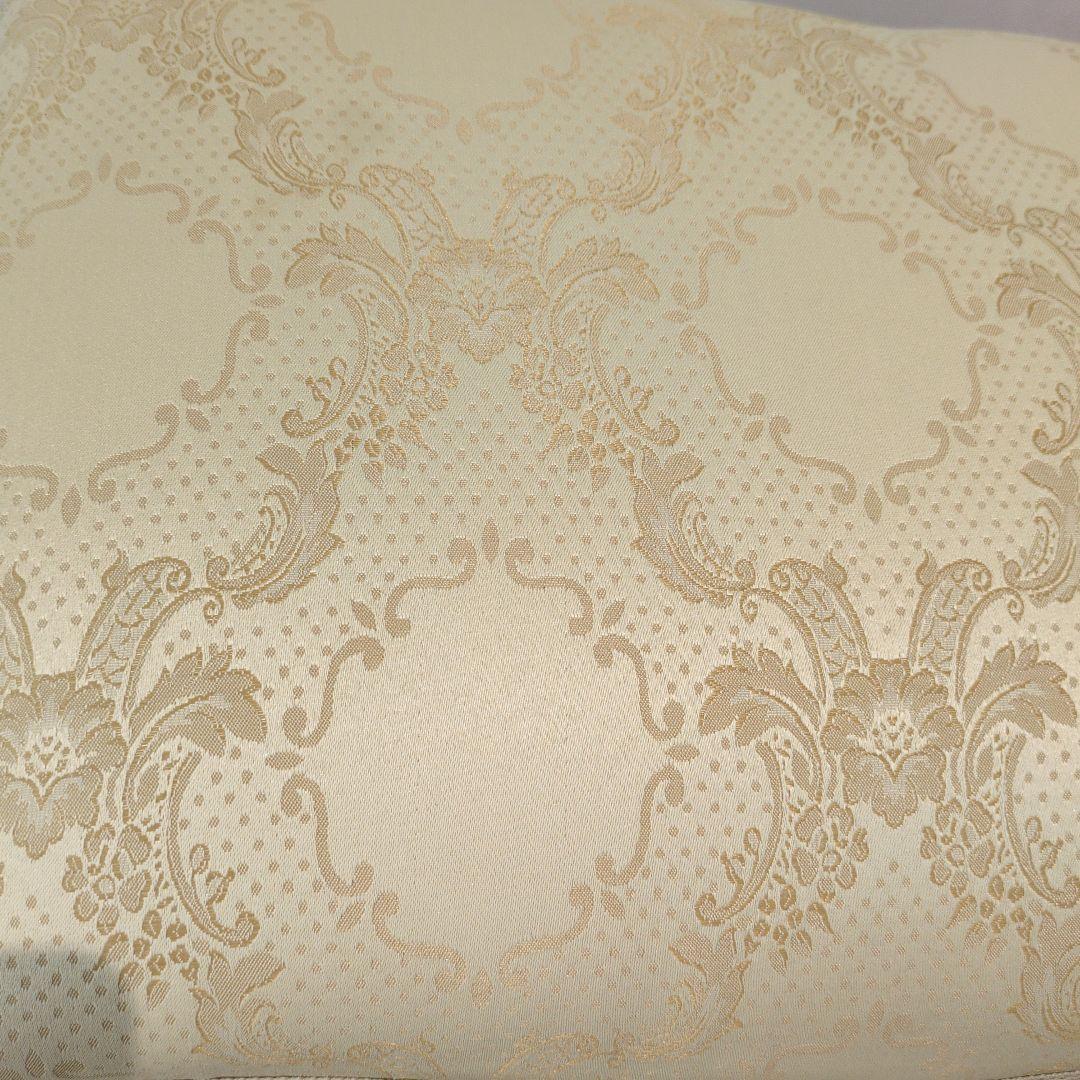 クリーム色の彫刻入りスツール