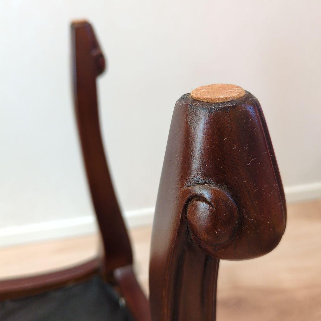 クリーム色の彫刻入りスツール