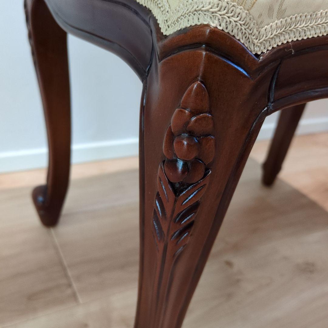 クリーム色の彫刻入りスツール