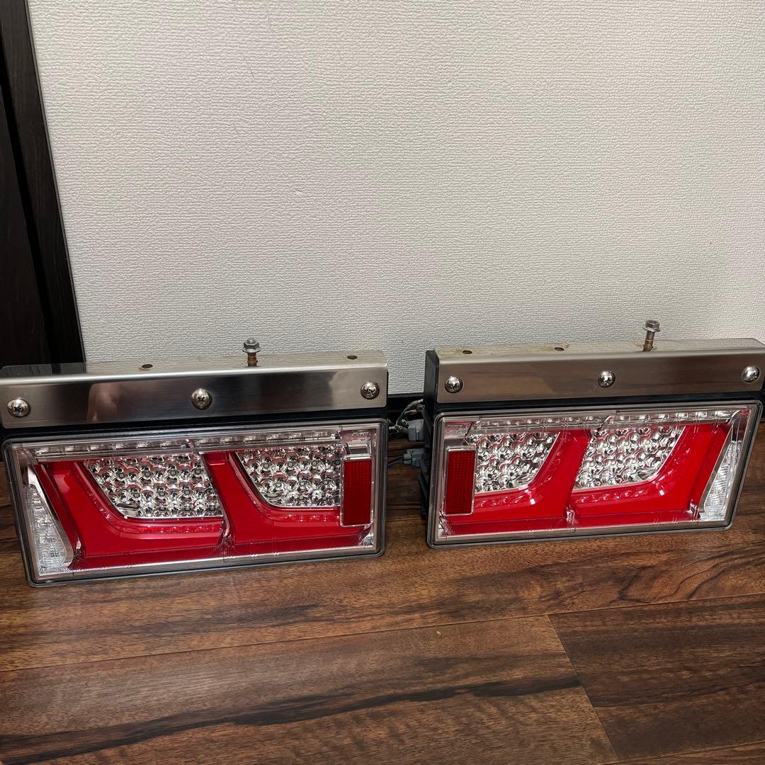 小糸LEDテールランプ レッド/クリア　2連