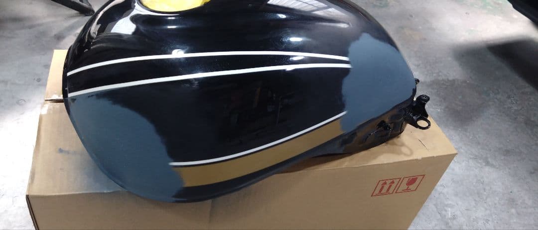 カワサキ　z900rs タンク　タイガーカラー　kawasaki