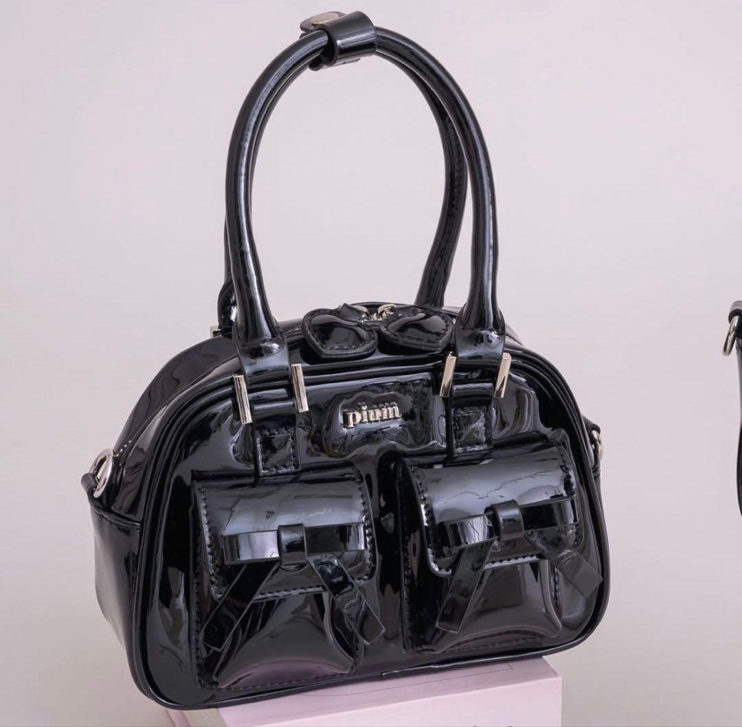 pium リボンポケットエナメルミニボストンバッグ ブラック