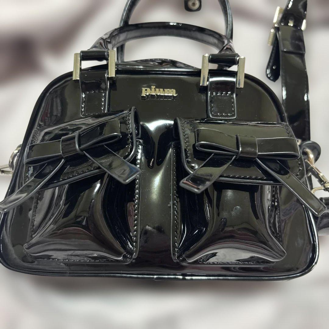 pium リボンポケットエナメルミニボストンバッグ ブラック