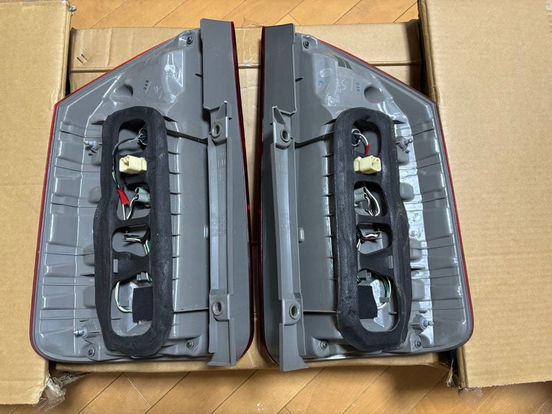 【三女の父】ZRR70 ノア　後期　テールランプ