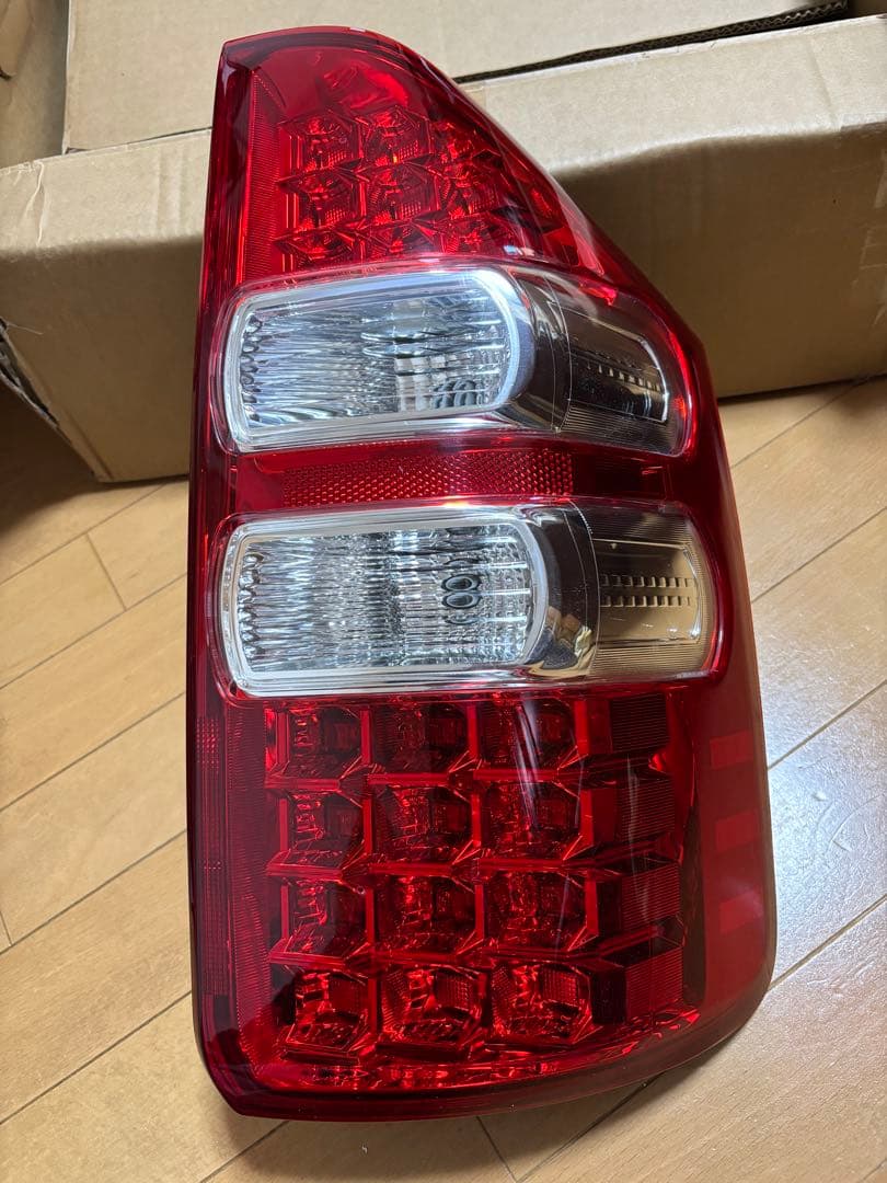 【三女の父】ZRR70 ノア　後期　テールランプ