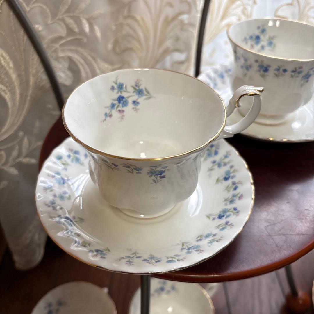 貴重ロイヤルアルバート四セット青い花柄のカップ＆ソーサー小皿中皿各四枚綺麗な状態