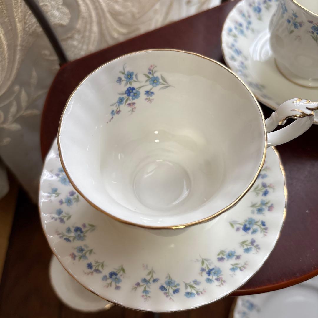 貴重ロイヤルアルバート四セット青い花柄のカップ＆ソーサー小皿中皿各四枚綺麗な状態