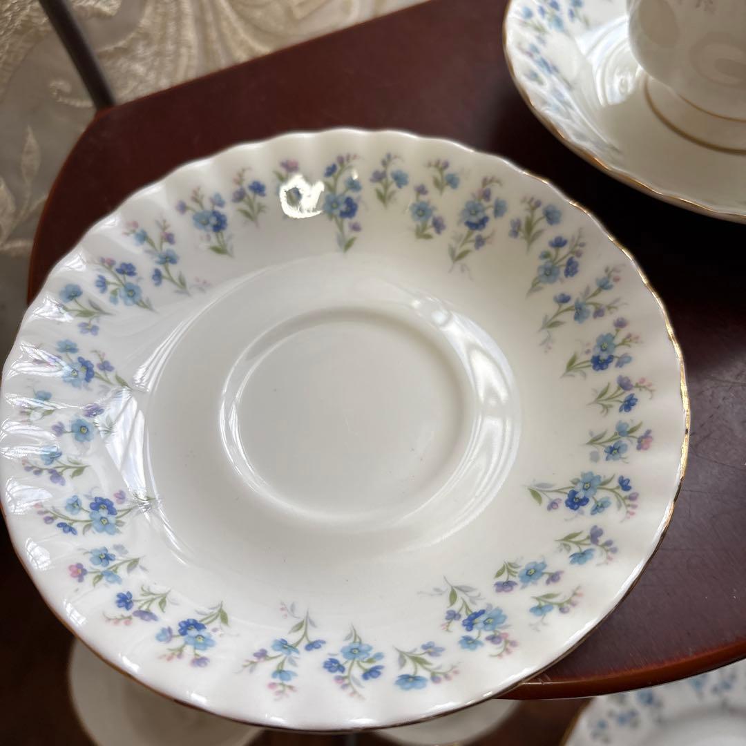 貴重ロイヤルアルバート四セット青い花柄のカップ＆ソーサー小皿中皿各四枚綺麗な状態