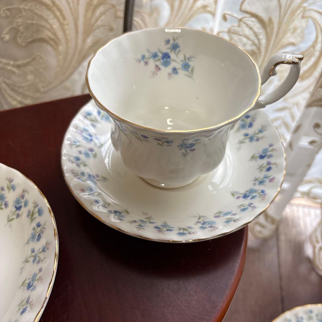 貴重ロイヤルアルバート四セット青い花柄のカップ＆ソーサー小皿中皿各四枚綺麗な状態