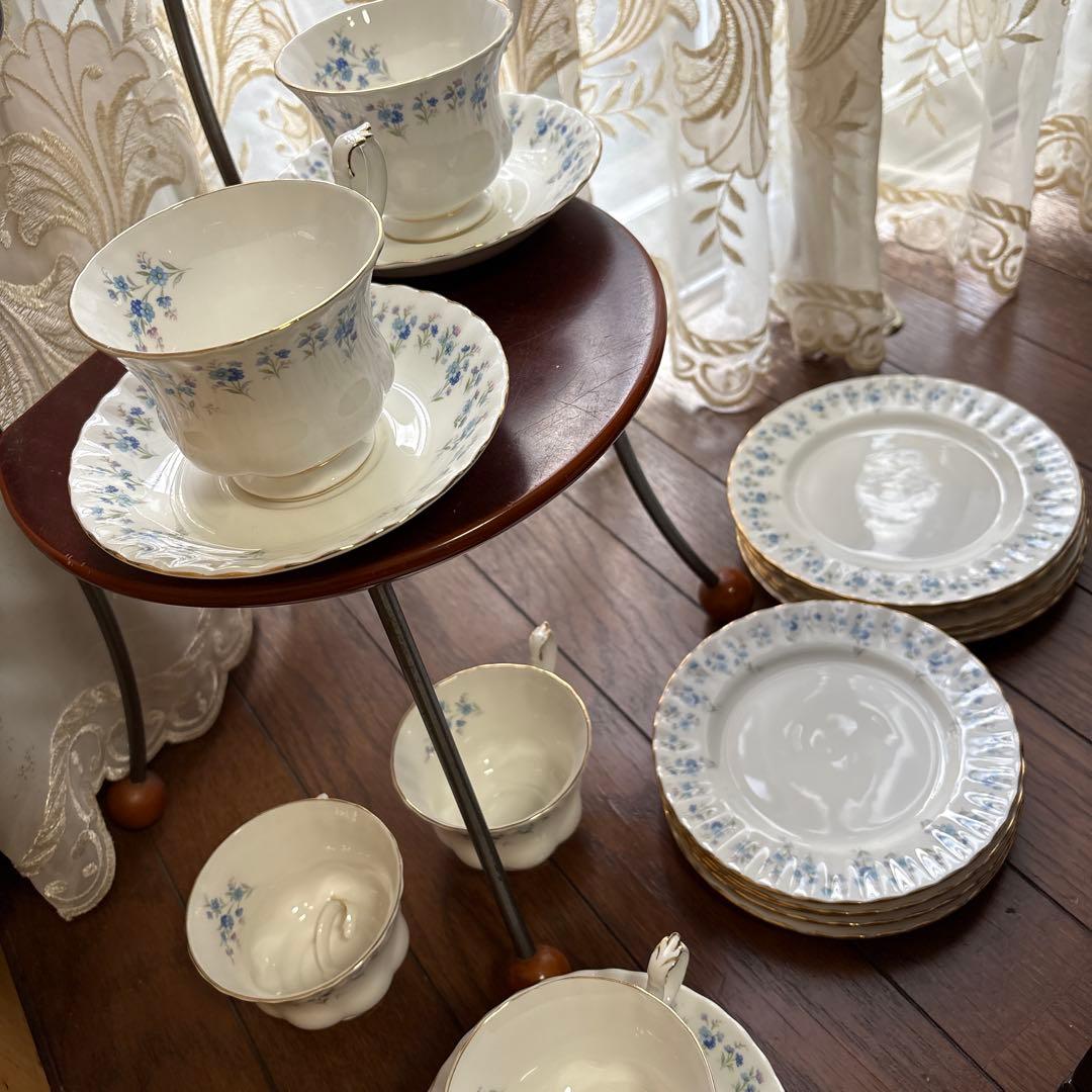 貴重ロイヤルアルバート四セット青い花柄のカップ＆ソーサー小皿中皿各四枚綺麗な状態